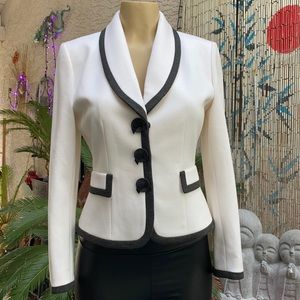 HP 2/5🖤🖤TAHARI WHITE W/BLACK PIPING BLAZER🖤🖤